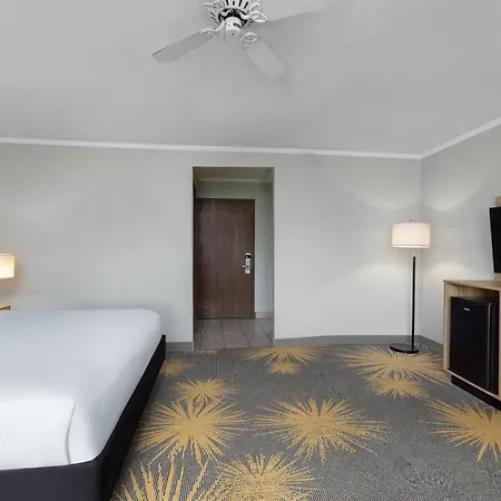 Days Inn & Suites By Wyndham Kansas City South-3