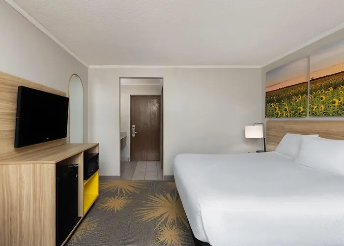 Days Inn & Suites By Wyndham Kansas City South